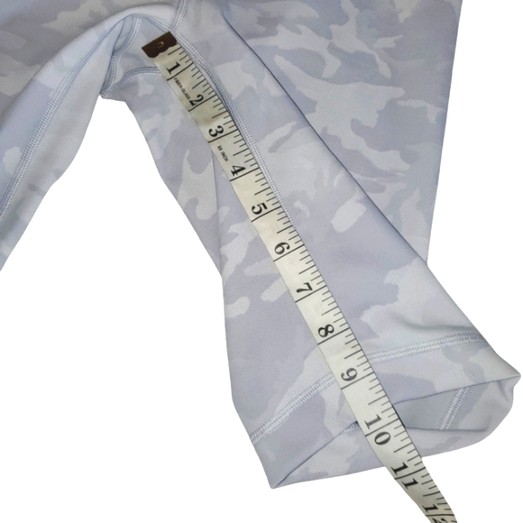 🔥LULULEMON Wunder Under Lavender/ White Camo High Rise 10"  Shorts Women's SZ 4 - Picture 11 of 13